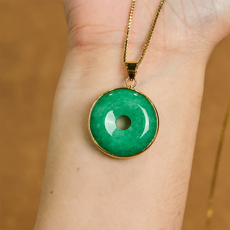 Grüne Jade Kette am Hals getragen Schnalle Buddha Natur Heilung