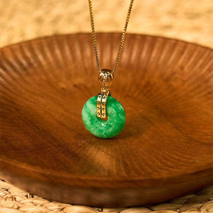 Jade Kette Schnalle Heilung grüner Naturstein Anhänger mit goldenem Verschluss