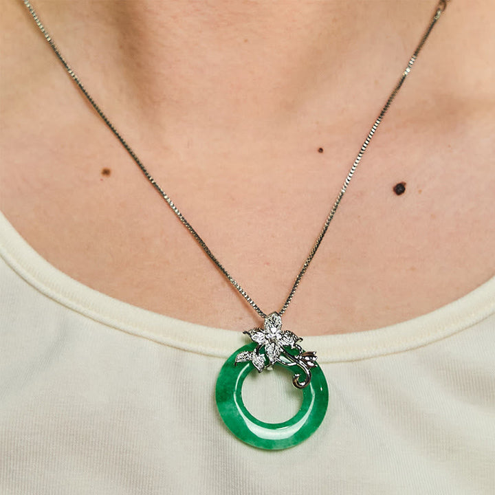 Kette Cyan Jade Blume Schnalle – Heilung am Hals getragen Grünstein