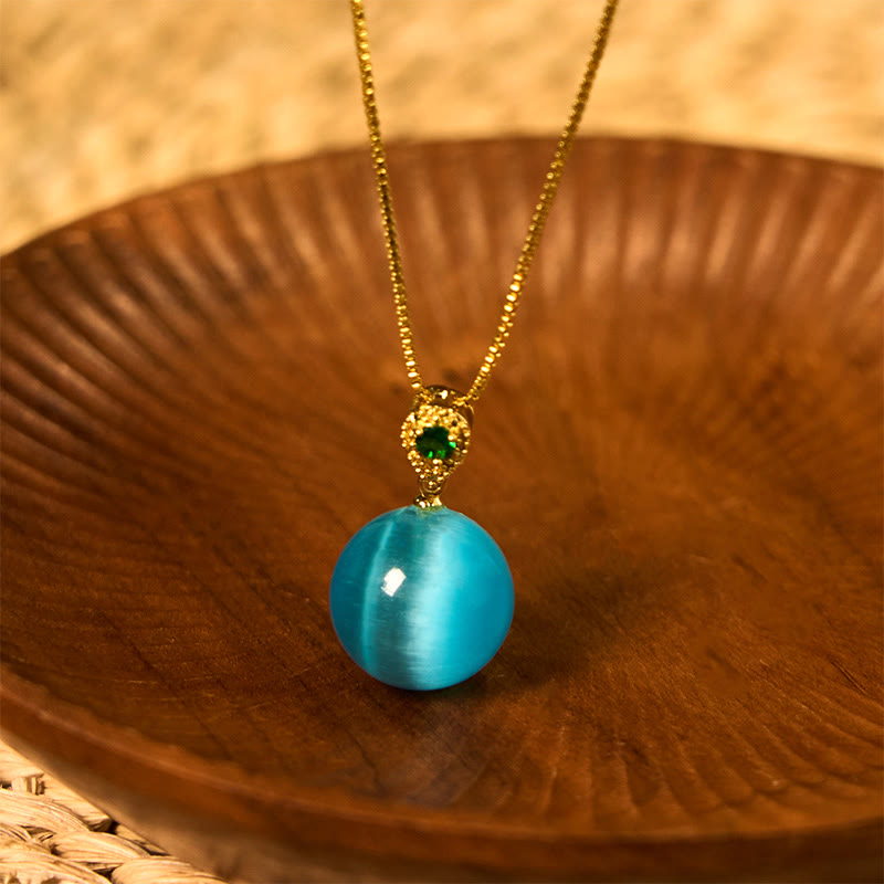 Elegante goldene Kette mit blauer Katzenauge Buddha-Kugel Anhänger