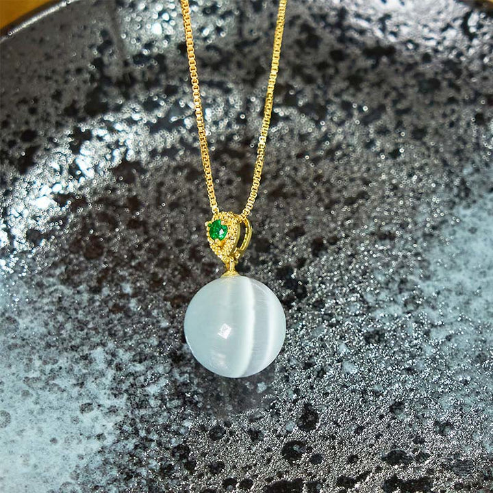 Weiße Katzenauge Buddha-Kugel Kette mit goldenem Pendant Naturstein