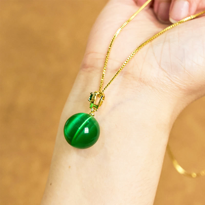 Grüne Jade Katzenauge Buddha-Kugel Anhänger an Goldkette getragen