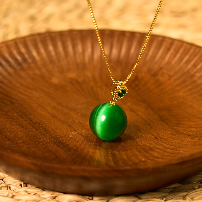 Grüne Katzenauge Buddha-Kugel an feiner Goldkette mit Verschluss Anhänger