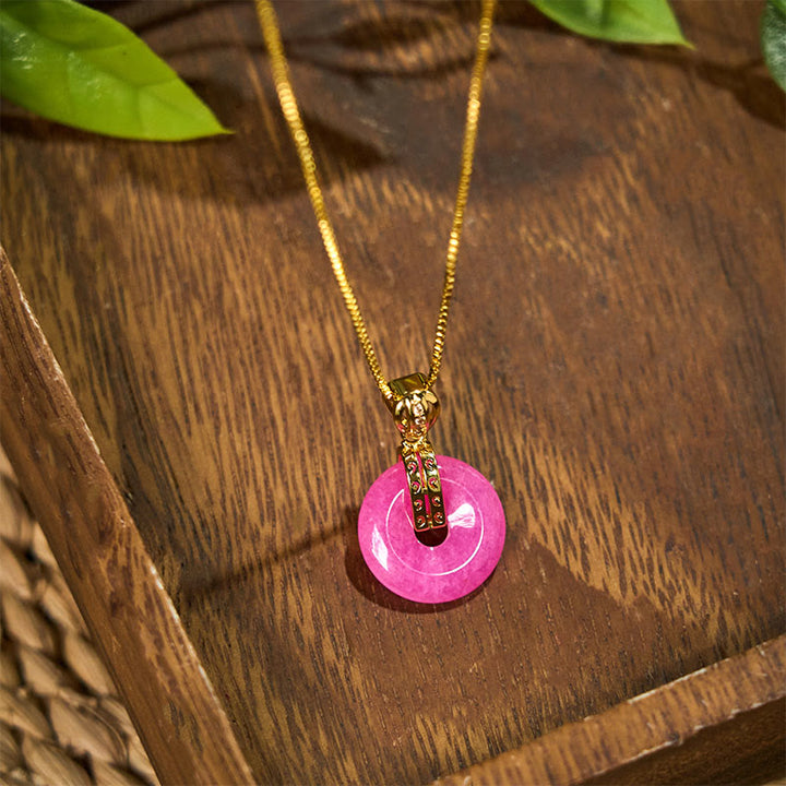 Rosa Jade Kette mit goldener Schnalle Frieden eleganter Naturstein Anhänger