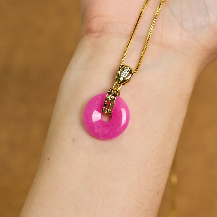 Rosa Jade Kette mit Gold Schnalle Frieden Anhänger getragen