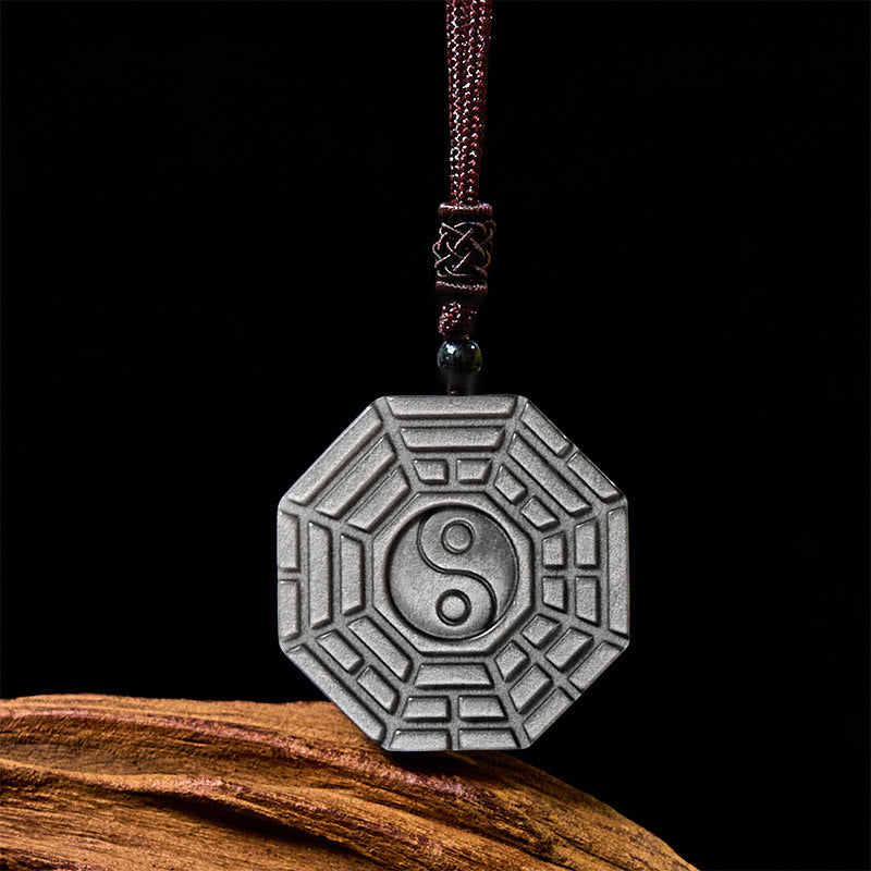 Obsidian Kette Bagua Yin Yang Anhänger Schutz auf Holz