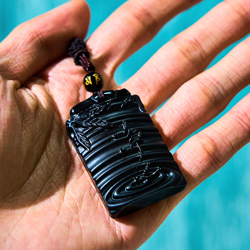 Obsidian Anhänger schwarze Naturstein Kette Bambus Stärke am Finger
