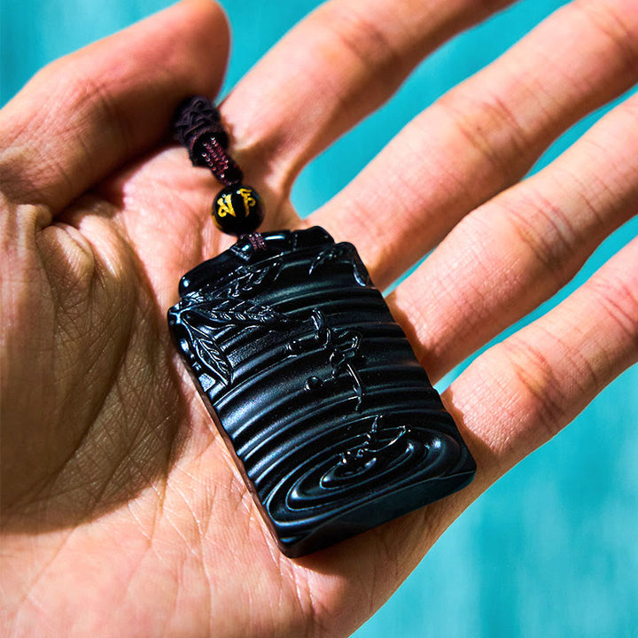 Obsidian Anhänger schwarze Naturstein Kette Bambus Stärke am Finger
