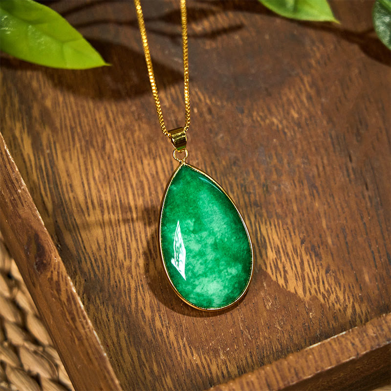 Kette Grüne Jade Wassertropfen Anhänger Naturstein goldene Fassung Fülle