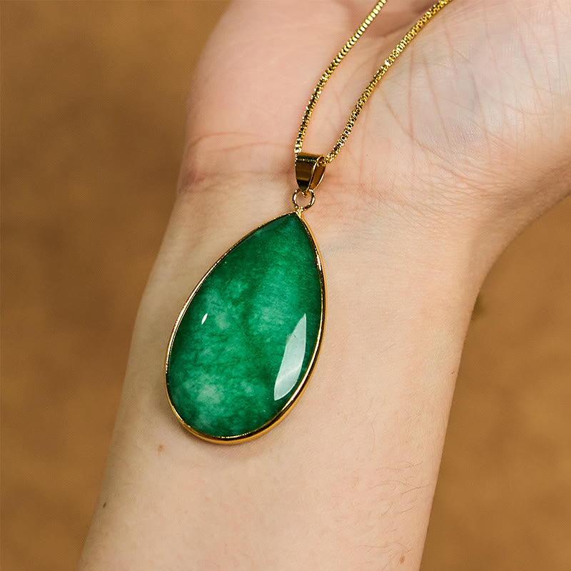 Grüne Jade Kette Wassertropfen Anhänger Gold am Arm getragen