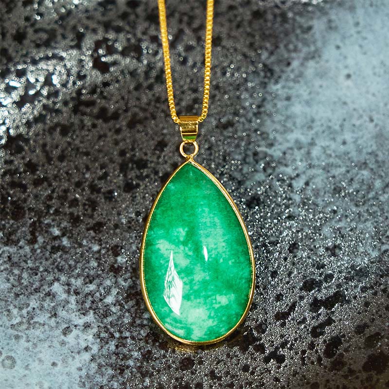 Kette Grüne Jade Wassertropfen Anhänger Goldrahmen elegant Naturstein Fülle