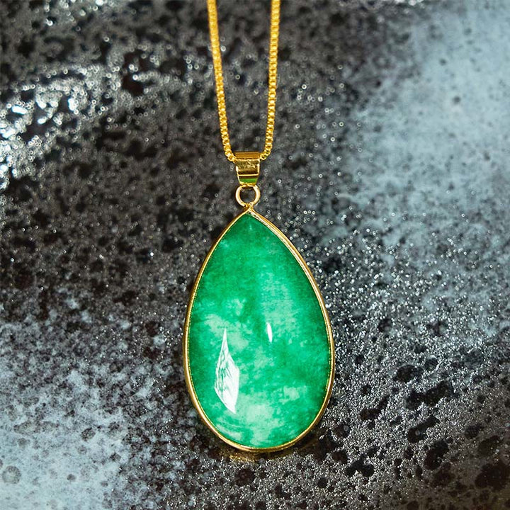 Kette Grüne Jade Wassertropfen Anhänger Goldrahmen elegant Naturstein Fülle