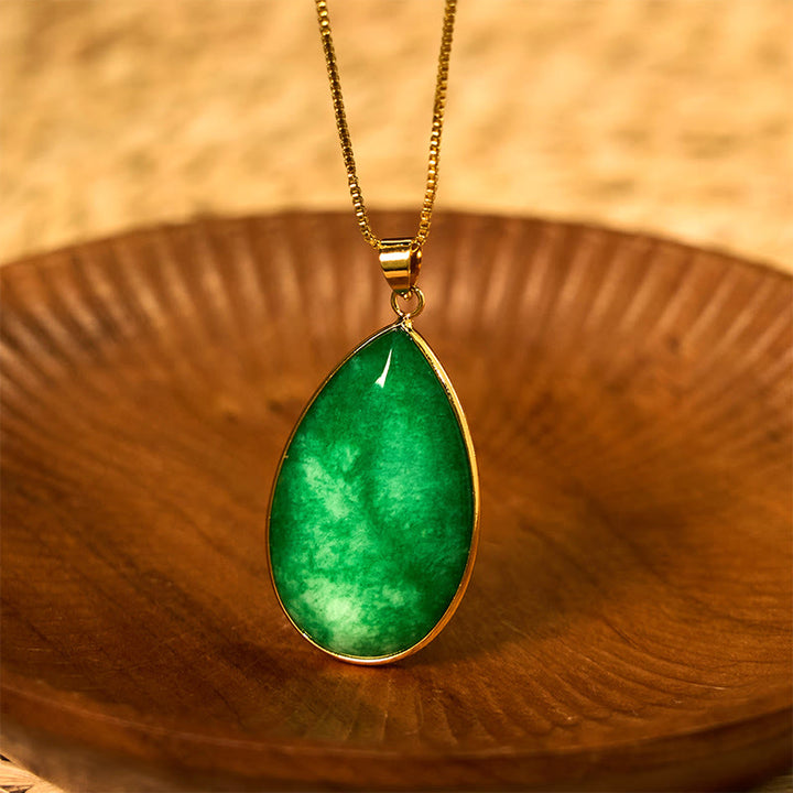 Grüne Jade Wassertropfen Kette goldfarbig getragen Naturstein Anhänger Fülle