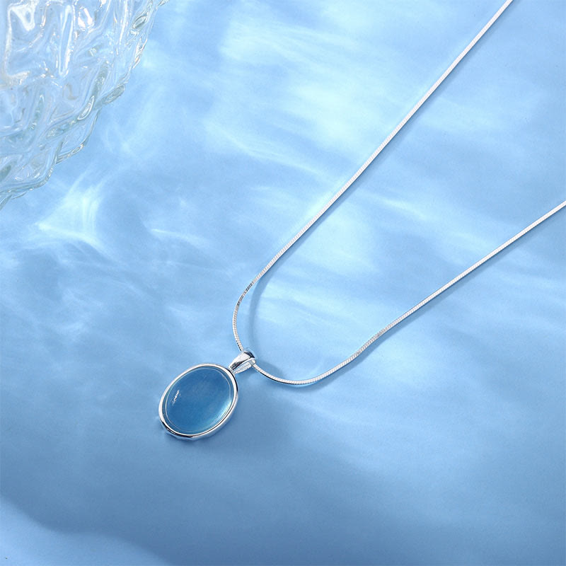 Aquamarin Kette am Hals getragen blauer Heilstein Buddha Anhänger