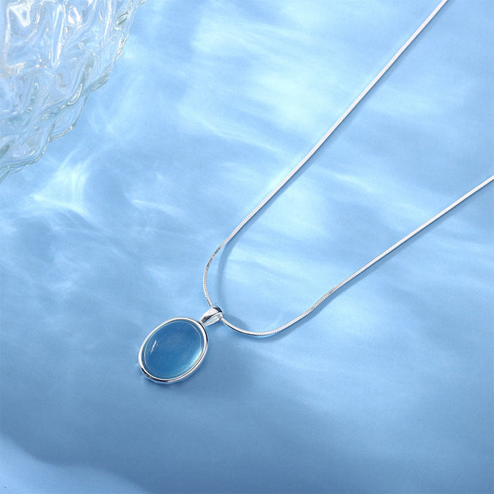 Aquamarin Kette am Hals getragen blauer Heilstein Buddha Anhänger