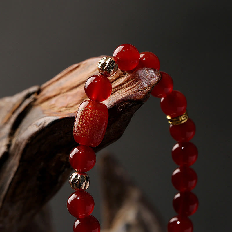Armband Roter Achat mit glänzenden Perlen auf Holzast elegant