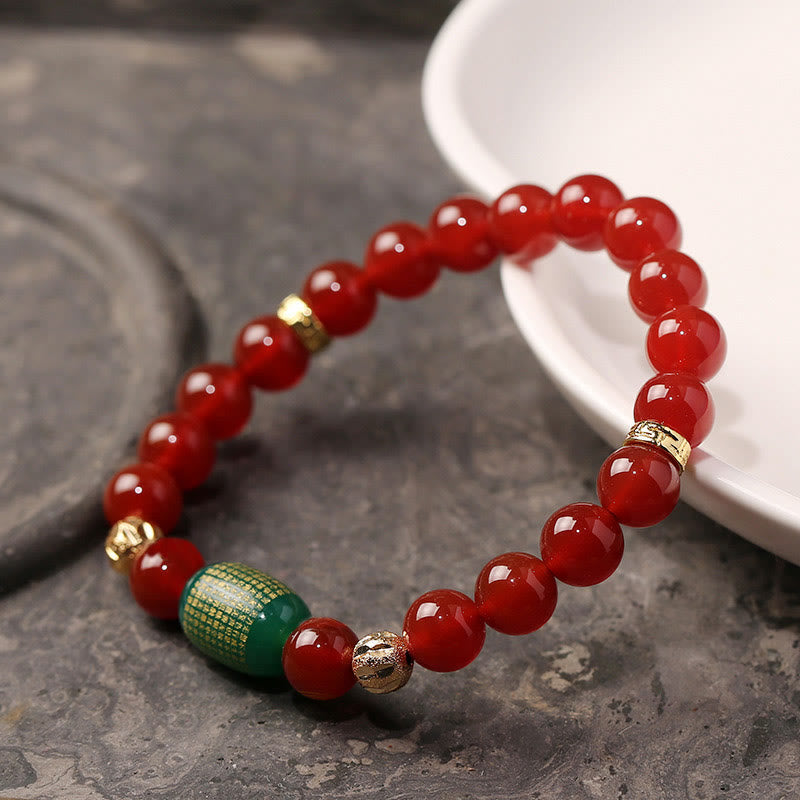 Armband Roter Achat mit grünem Schmuckstein und goldfarbenen Perlen elegant.