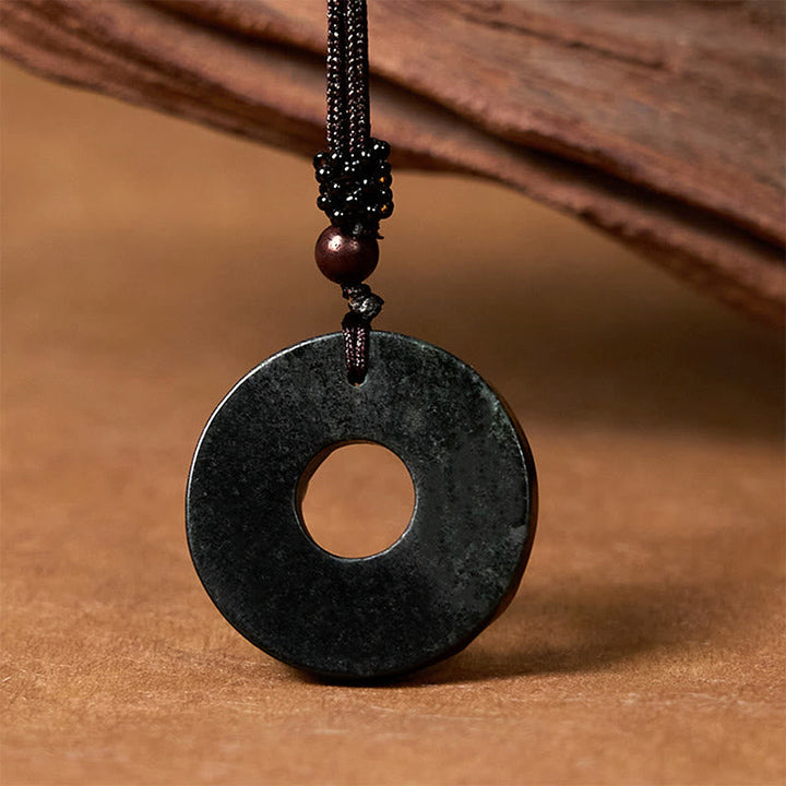 Schwarze Jade Kette mit runder Pixiu-Schnalle Tibet Schutz Anhänger