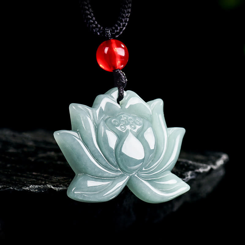 Jade Lotus-Blume Kette geschnitzt grüner Anhänger rote Perle Wohlstand