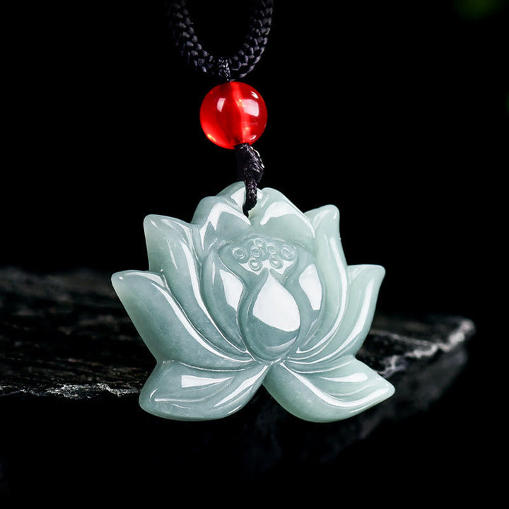 Jade Lotus-Blume Kette geschnitzt grüner Anhänger rote Perle Wohlstand
