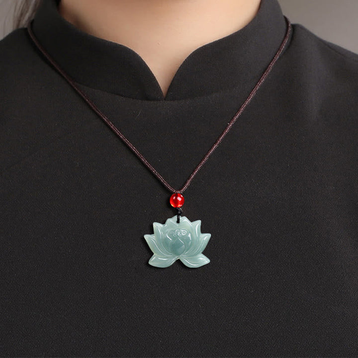 Jade Kette mit grünem Lotus-Blume Anhänger und roter Perle getragen