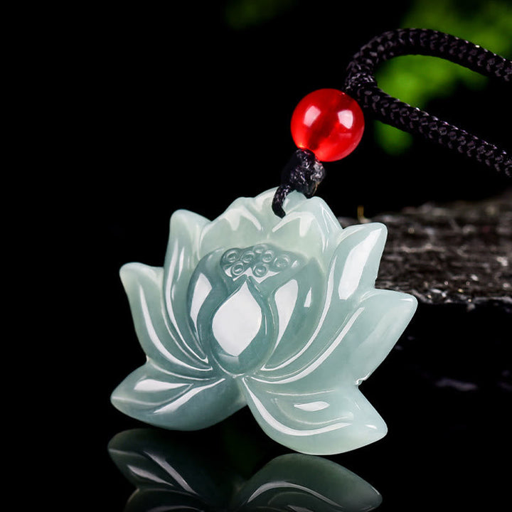 Grüne Jade Lotus-Blume Kette geschnitzt mit rotem Perlenanhänger Wohlstand