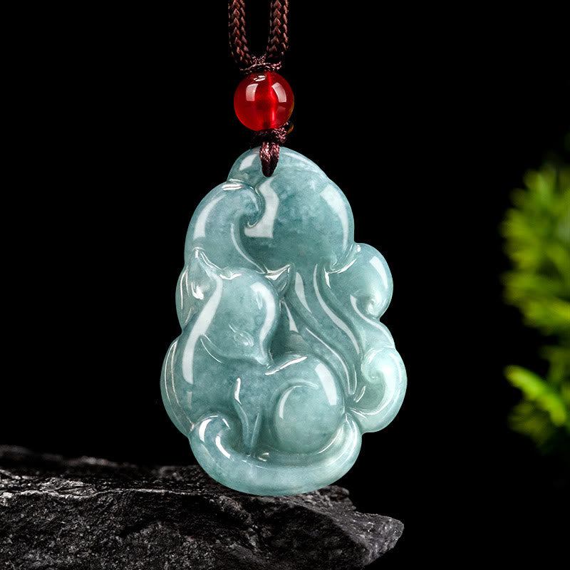 Grüne Jade Anhänger Kette mit roter Glasperle Neunschweifiger Fuchs Naturstein