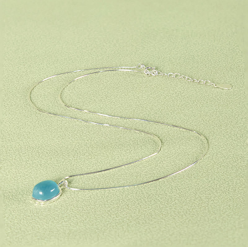 Aquamarin Kette am Hals getragen blauer Heilstein Anhänger