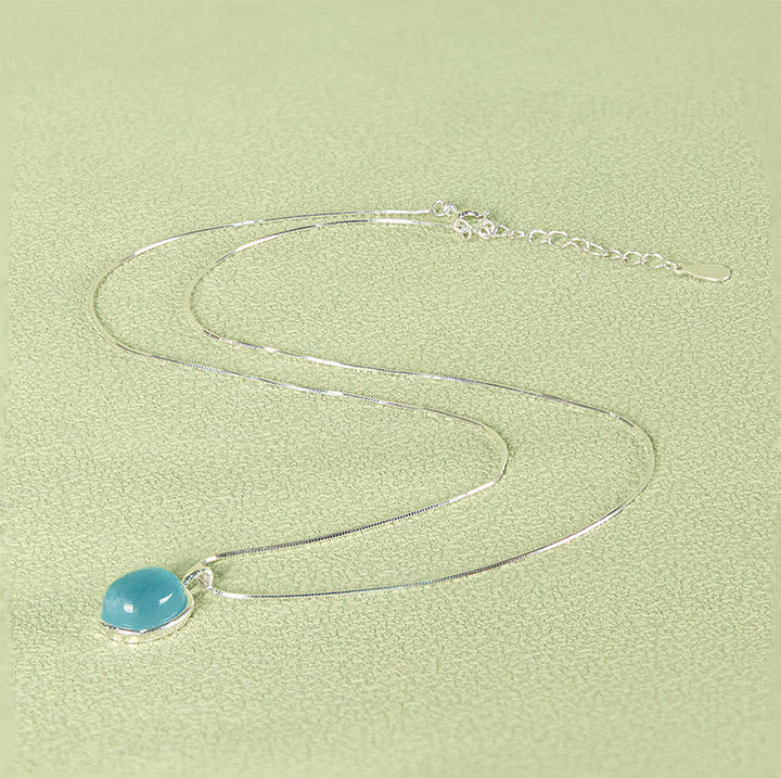 Aquamarin Kette am Hals getragen blauer Heilstein Anhänger