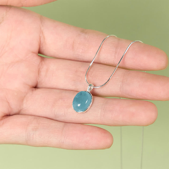 Aquamarin Kette Sterlingsilber Heilung Anhänger blaugrüner Edelstein in Hand