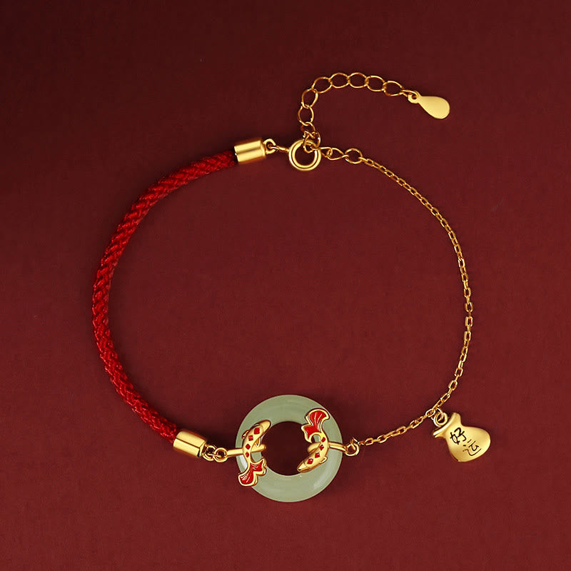 Armband mit rotem Seil, Jade-Ring und goldenem Koi-Fisch-Anhänger.