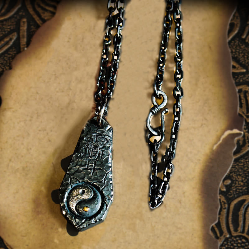 Grüne Jade Kette Sterlingsilber Yin Yang Anhänger Harmonie getragen