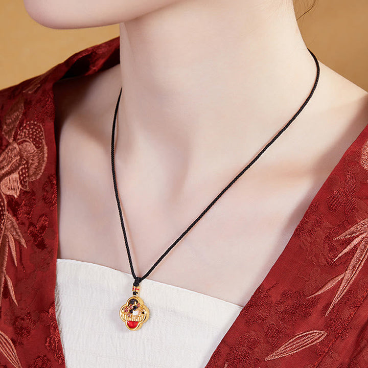 Vergoldete Kette roter Anhänger am Hals Liebe Symbol getragen