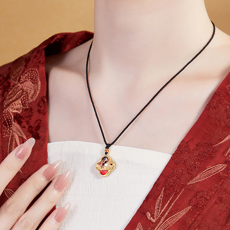 Rote Amulett Kette elegant am Hals getragen schwarzes Textil