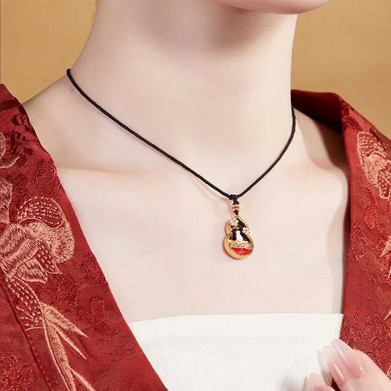 Goldene Buddha Schutz Kette Sterlingsilber Anhänger am Hals getragen