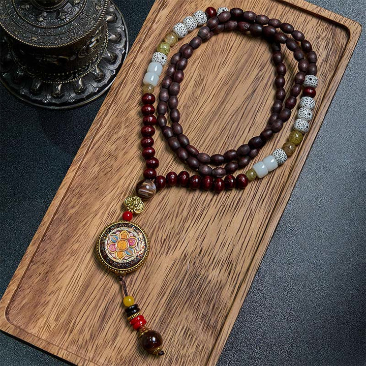 Tibetische Kette aus Tibetan-Holz mit roten Perlen und Jade-Anhänger
