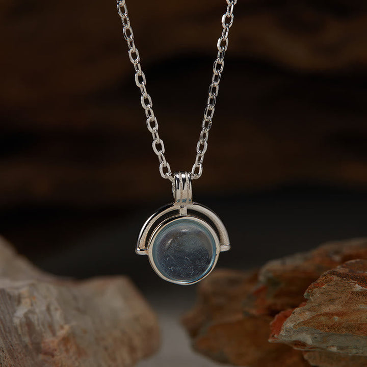 Silberkette mit rundem blaugrauem Mondstein Anhänger Schmuck elegant getragen