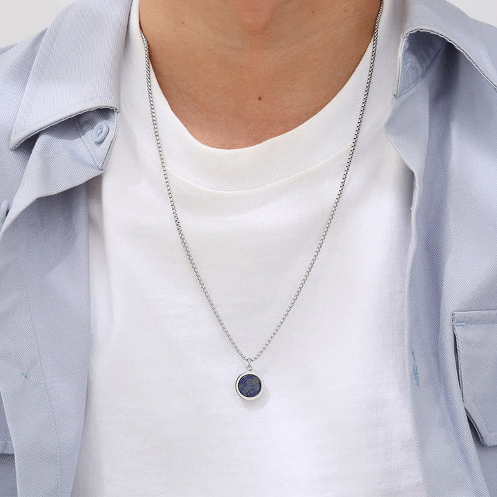 Lapislazuli Kette mit rundem Anhänger Silberkette am Hals getragen