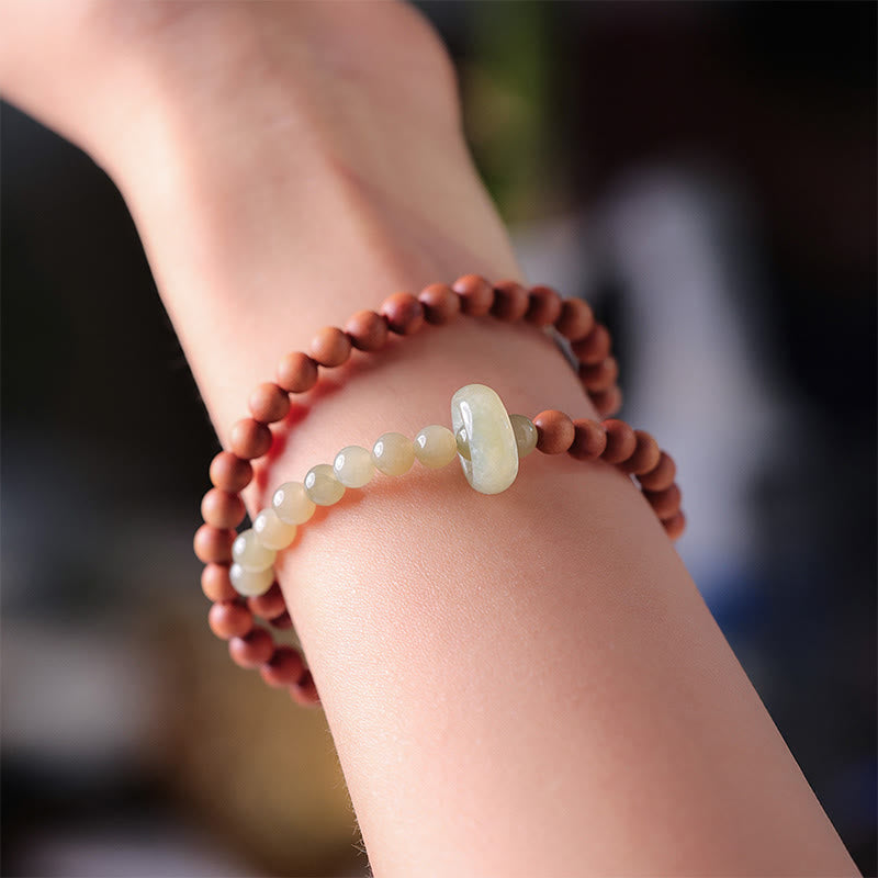Armband Sandelholz Jade – Schutz am Handgelenk, Natursteine elastisch getragen
