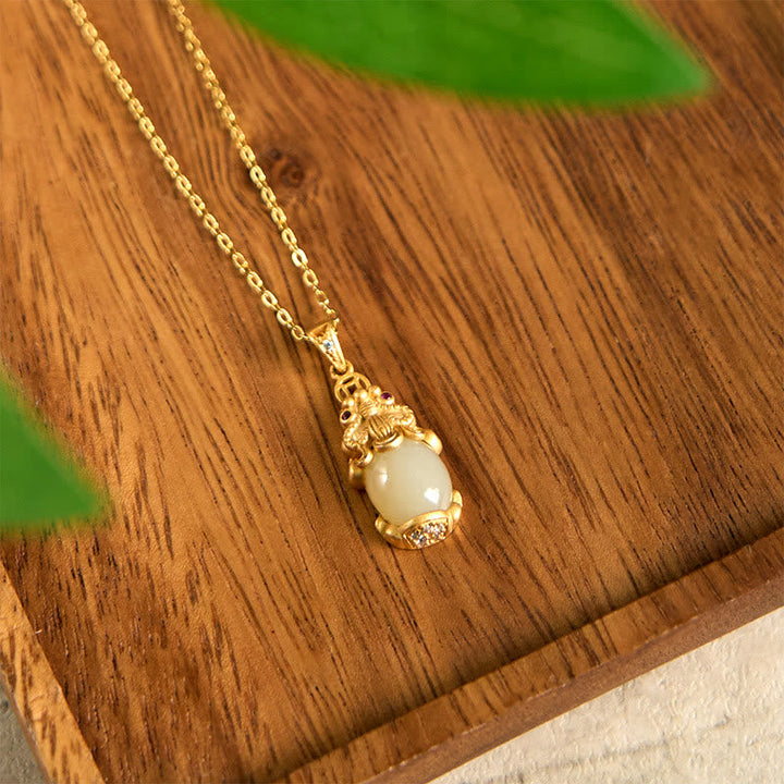Weiße Jade Pixiu Anhänger an goldener Kette Glück Schutz