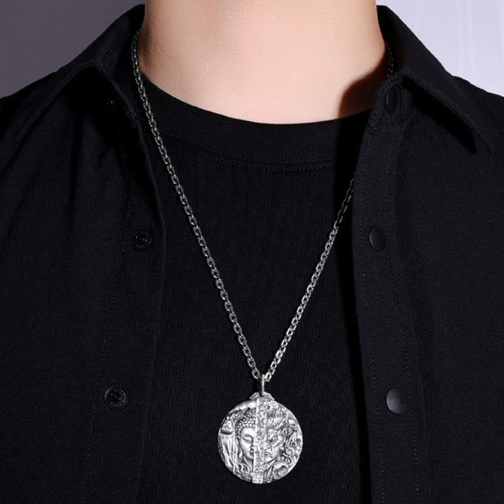 Silber Kette Buddha Mitgefühl Anhänger am Hals elegant getragen