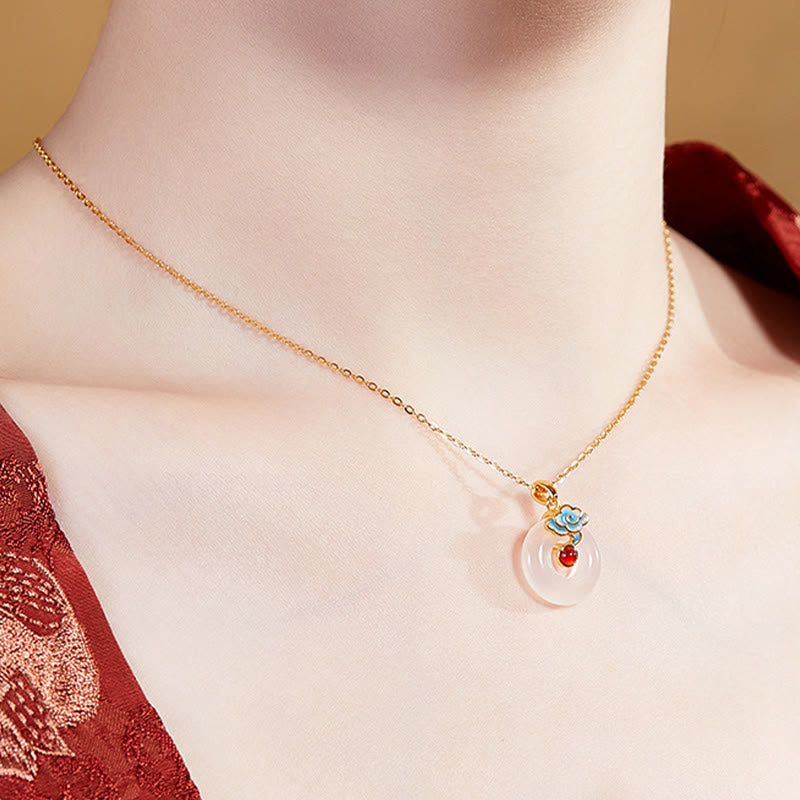 Goldene Kette mit Chalcedon Anhänger Buddha-Frieden Harmonie am Hals