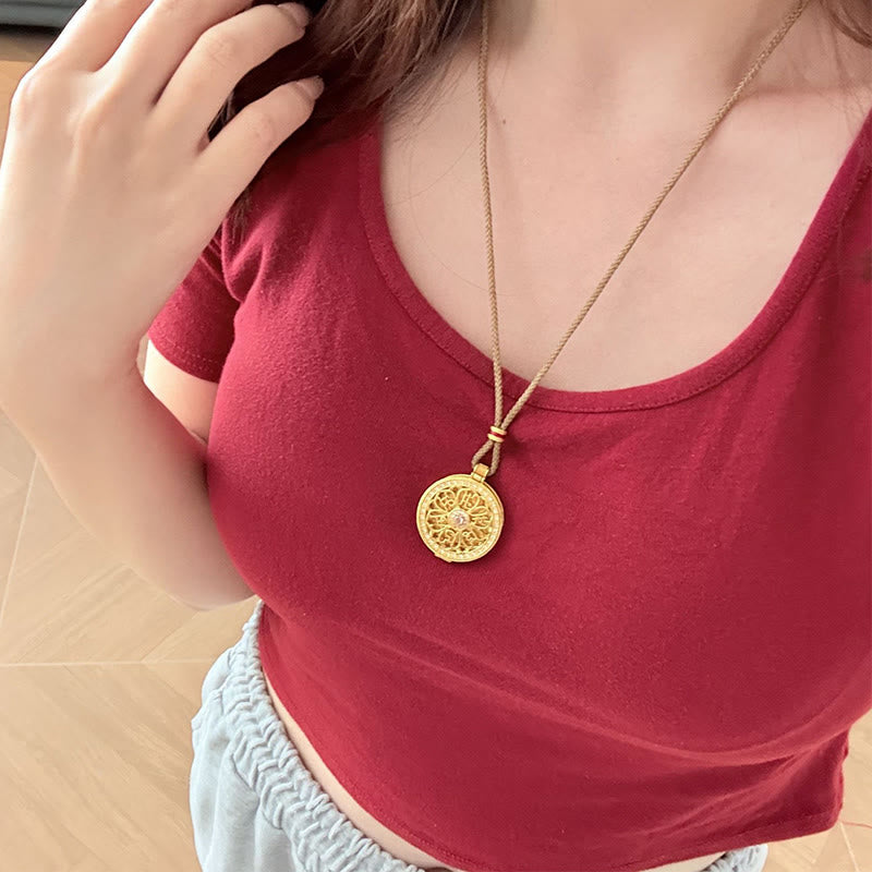 Goldene Mandala Anhänger Kette Kupfer – Wohlstand Symbol getragen