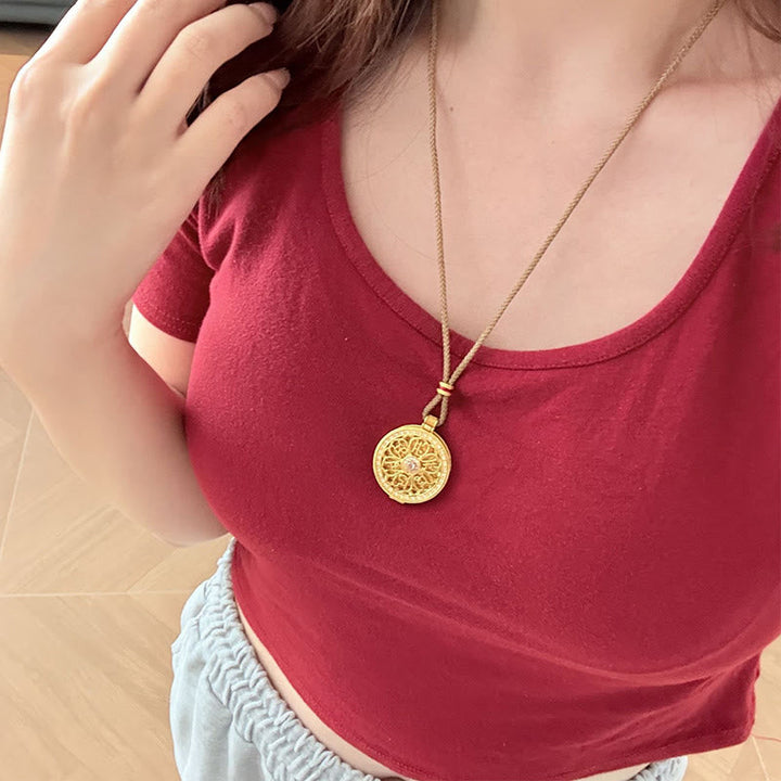 Goldene Mandala Anhänger Kette Kupfer – Wohlstand Symbol getragen