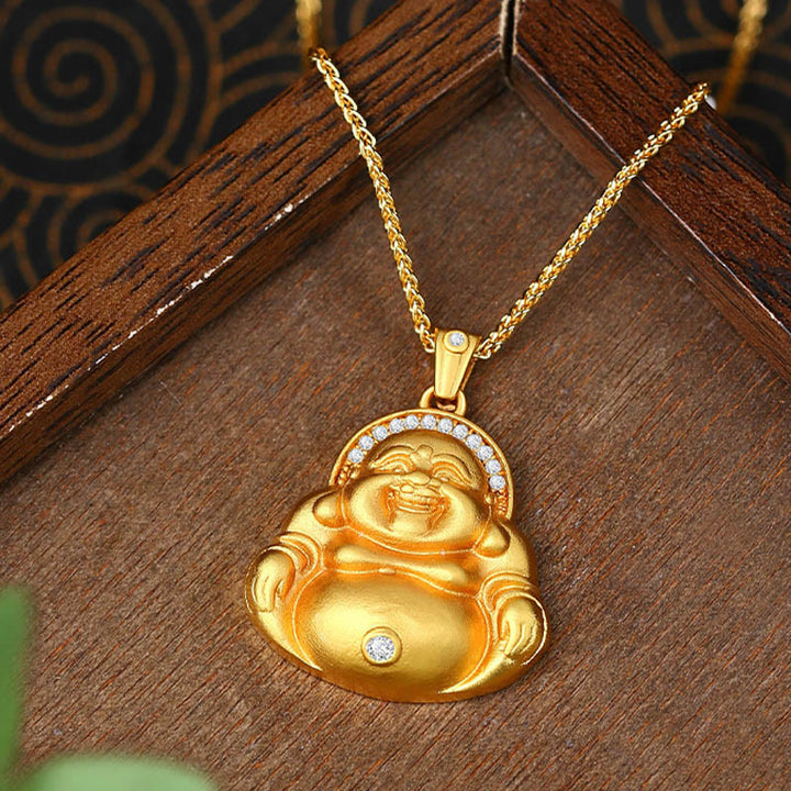 Goldene Kette Kupfer Lachender Buddha Anhänger am Holzuntergrund