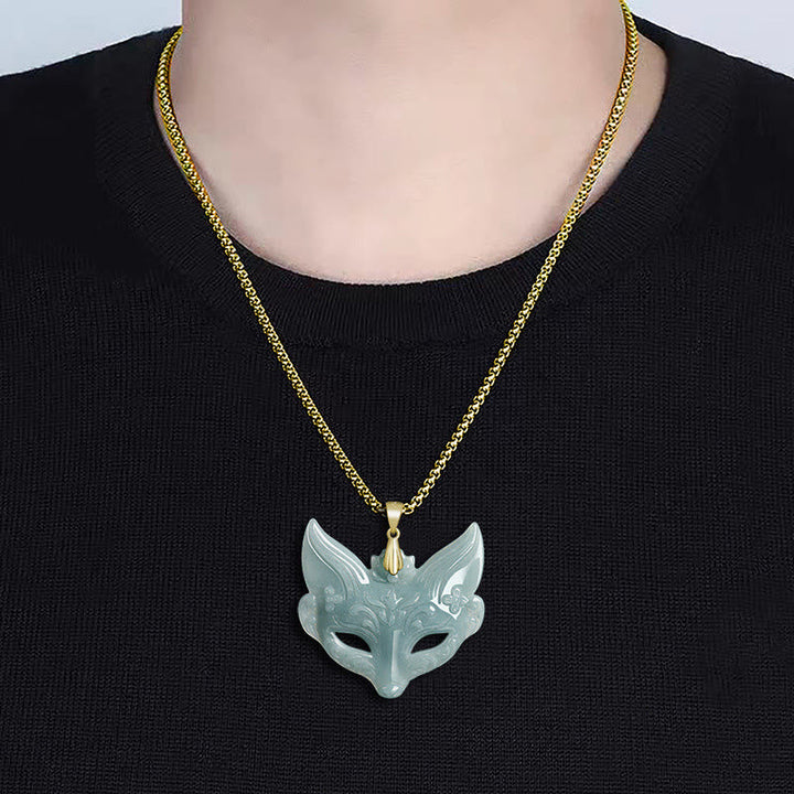 Jade Fuchs-Maske Kette am Hals getragen grüner Naturstein Anhänger Glück