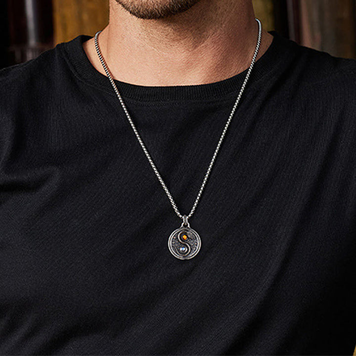 Silber Yin-Yang Anhänger Kette mit goldenem Stein getragen Wohlstand