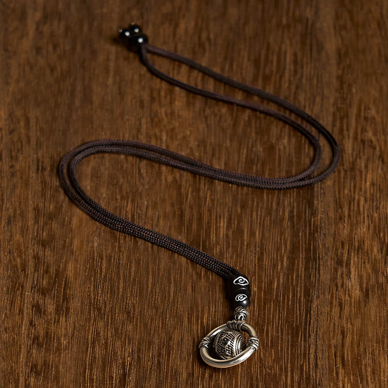 Kupfer Kette mit Rotations-Anhänger getragen Symbol Wohlstand auf Holz