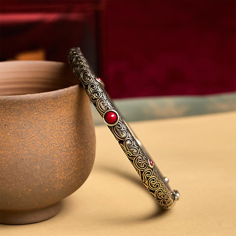 Elegantes Armband aus Kupfer mit rotem Achat Stein elegant präsentiert.