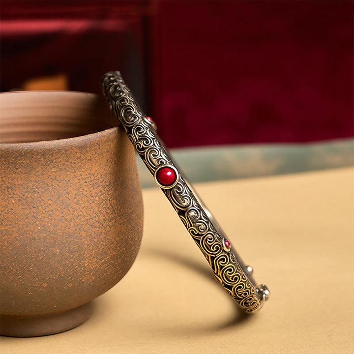 Elegantes Armband aus Kupfer mit rotem Achat Stein elegant präsentiert.